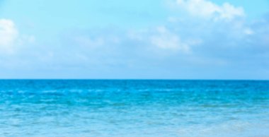 Güzel gökyüzü ve mavi deniz bulanıklığı