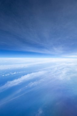 Bulutlar, uçak penceresinden bir görünüm