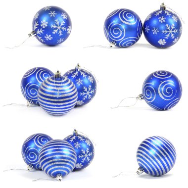 Kopya alanı olan beyaz kar üzerine Noel süslemeleri