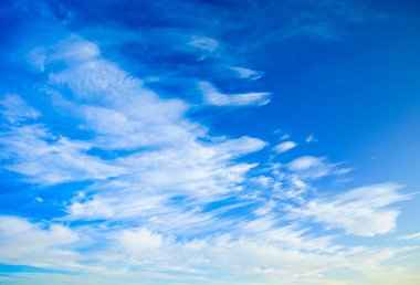 Güneş mavi gökyüzünde bulutlarla, hava durumuyla 