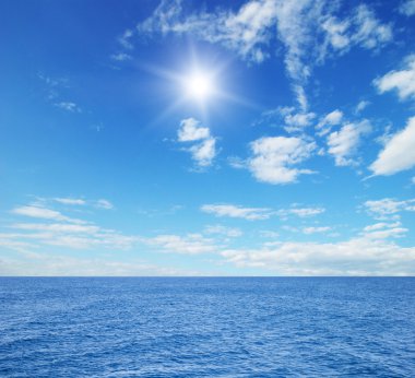Güzel gökyüzü ve mavi deniz