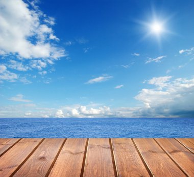 Güzel gökyüzü ve mavi deniz