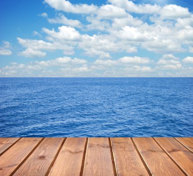  Deniz ve ahşap platform