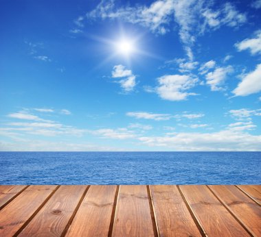 Güzel gökyüzü ve mavi deniz