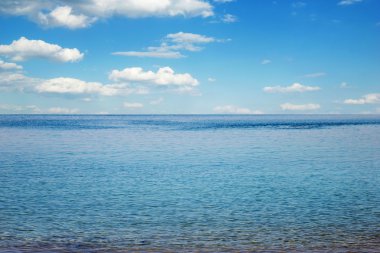 Güzel gökyüzü ve mavi deniz