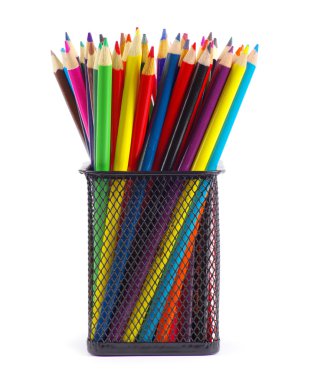 Beyaza izole edilmiş çeşitli renkli kalemler.