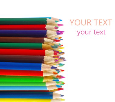Beyaza izole edilmiş çeşitli renkli kalemler.