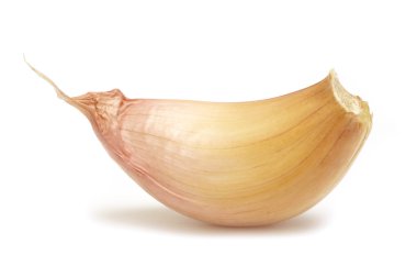 Beyaz arkaplanda sarımsak izole edilmiş.