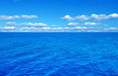 Güzel gökyüzü ve mavi deniz