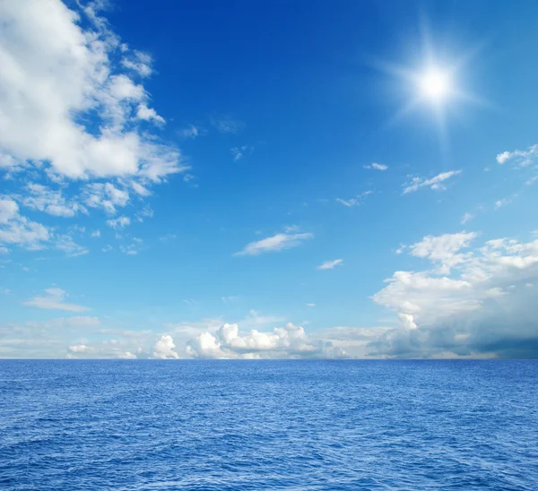 Schöner Himmel und blaues Meer — Stockfoto