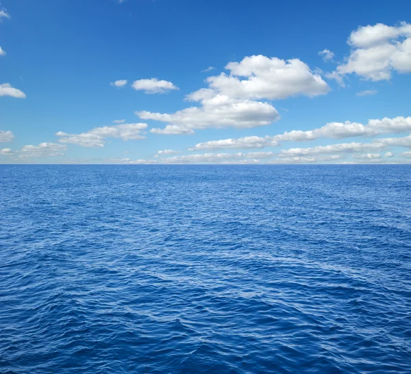 Céu bonito e mar azul — Fotografia de Stock