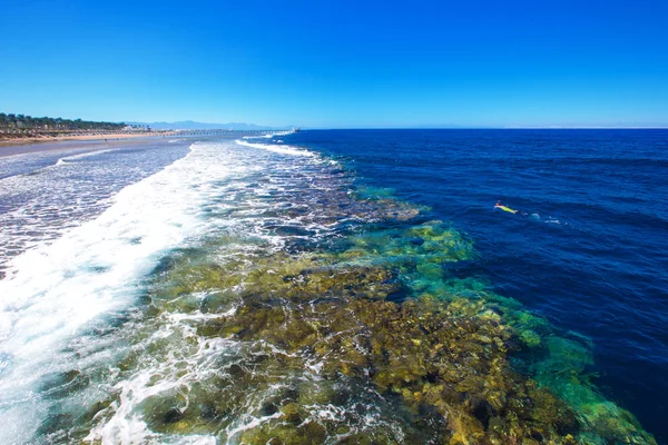 Güzel gökyüzü ve mavi deniz — Stok fotoğraf