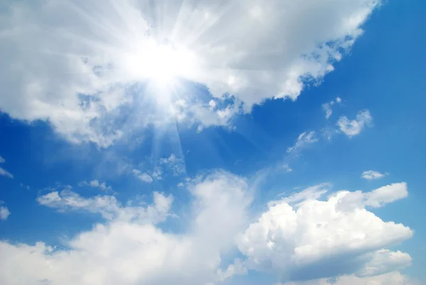 Mavi Gökyüzünde Güneş — Stok fotoğraf