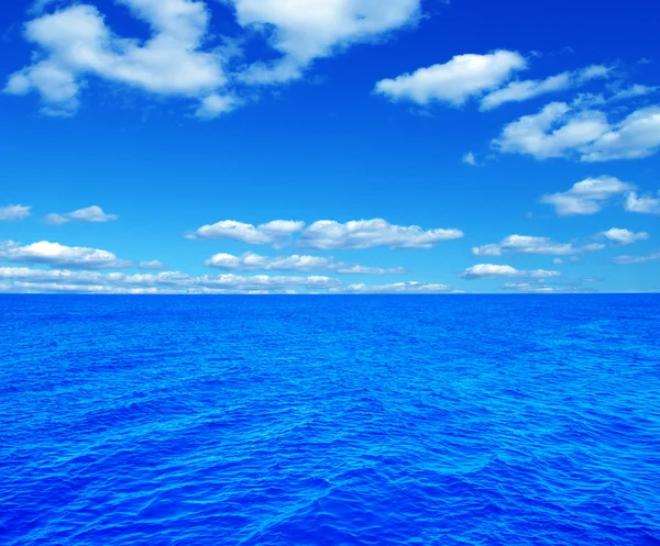 Céu bonito e mar azul — Fotografia de Stock