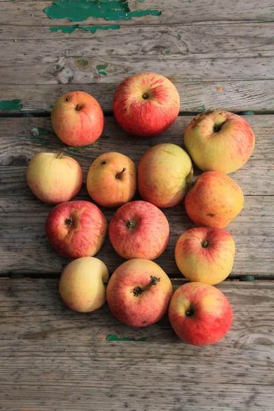 Äpplen på träbänk — Stockfoto