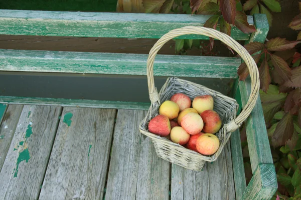 Mogna äpple i flätad korg — Stockfoto