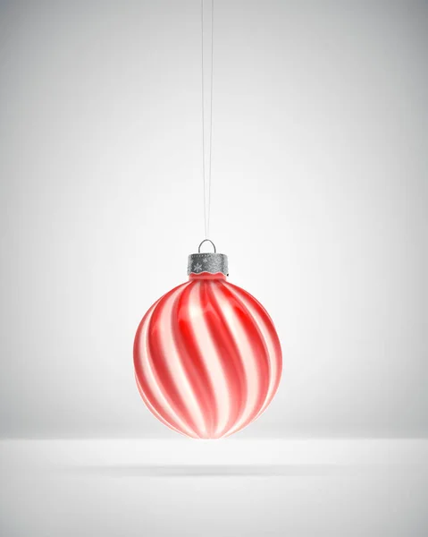 Hängende Rot Weiß Glänzende Gestreifte Christbaumkugel Weiß Schattierter Hintergrund Weihnachtsdekoration — Stockfoto