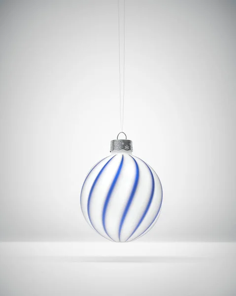 Bola Navidad Blanca Mate Decorada Con Rayas Azules Reales Retorcidas — Foto de Stock