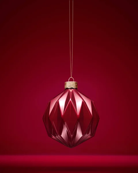 Brillante Bola Navidad Roja Borgoña Colgando Del Cordón Dorado Ornamento — Foto de Stock