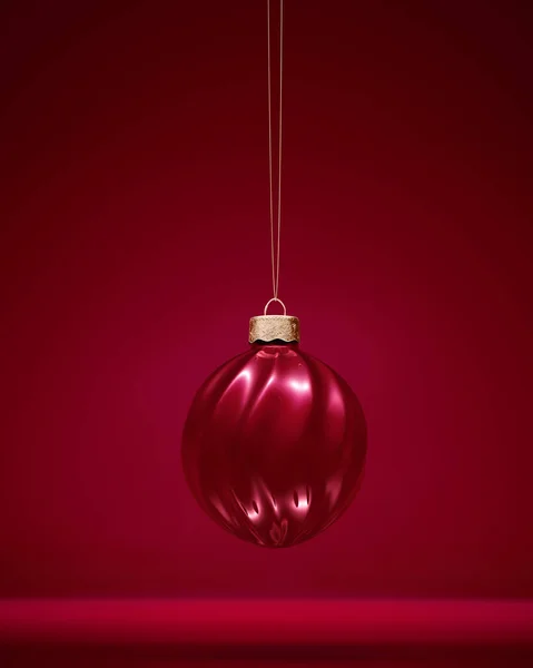 Burgunderrot Gedrehte Gerippte Weihnachtskugel Glänzendes Ornament Rot Schattierter Hintergrund Weihnachtsdekoration — Stockfoto