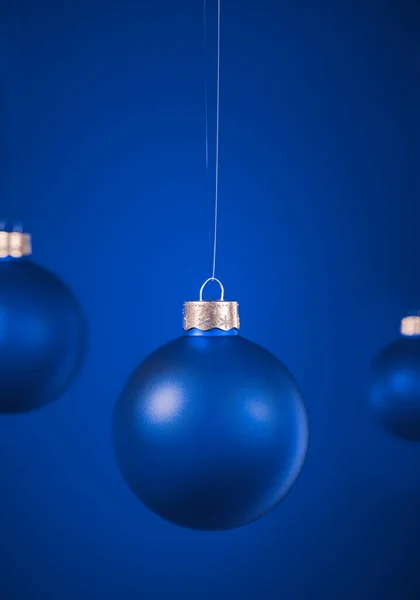 Gruppe Von Matten Königsblauen Weihnachtskugeln Weihnachtsschmuck Hängt Vor Blauem Hintergrund — Stockfoto