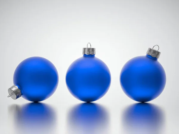 Drei Blaue Weihnachtskugeln Stehen Auf Weiß Diffuser Reflexionsbalg Weihnachtsdekoration Festliches — Stockfoto