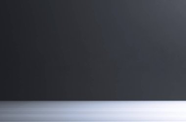 Birkaç yatay çizgiyle aydınlatılmış yüzey. Gri arka plan. Soyut arkaplan.