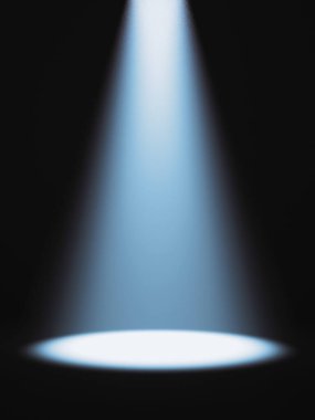 Boş stüdyo arkaplanına odaklanmış görünüm yukarıdan aydınlatılıyor. Görülebilir ışık konisi. Ürününüzü göstermek için yer.