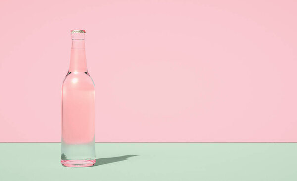 Бутылка на горизонтально разделенных ретро розовый и зеленый цвет фона.