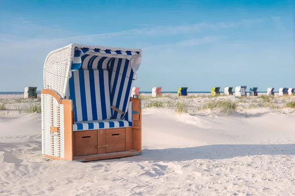 Kilka Zadaszonych Wiklinowych Krzeseł Plażowych Pustej Piaszczystej Plaży Wybrzeżu Morza — Zdjęcie stockowe