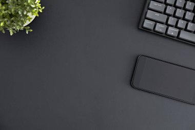 Masasında siyah beyaz ekran olan cep telefonunun en alt görüntüsü. Modern teknoloji, kablosuz aygıt ve enerji aktarımı.