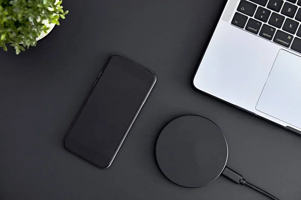 Vue Smartphone Ordinateur Portable Chargeur Sans Fil Posé Sur Bureau — Photo