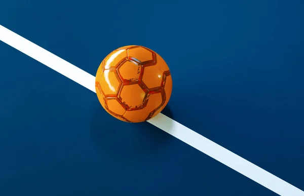 Оранжевый Мини Футбольный Мяч Светящимся Светом Линии Синего Крытого Футбольного — стоковое фото