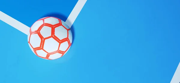 Белый Футбольный Мяч Оранжевым Шестиугольником Углу Крытого Футбольного Поля Копировальным — стоковое фото