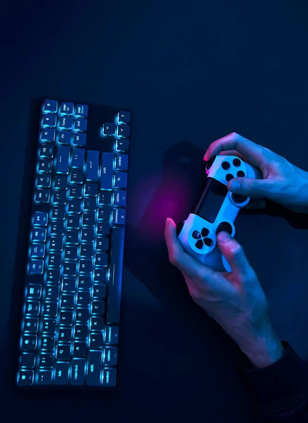 Visão Alto Ângulo Mãos Masculinas Usando Controlador Jogo Lado Teclado — Fotografia de Stock