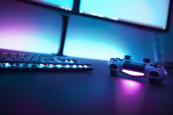 Sudut Rendah Tampilan Backlighted Keyboard Dan Game Controller Atas Meja — Stok Foto