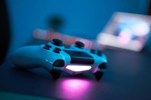 Pengontrol Game Berbaring Atas Meja Close Gamepad Ruang Cahaya Rendah — Stok Foto