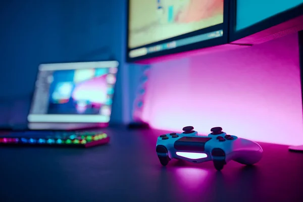 Oyun Tablosu Arka Işıklandırma Klavyesi Birden Fazla Ekranı Olan Bilgisayar — Stok fotoğraf