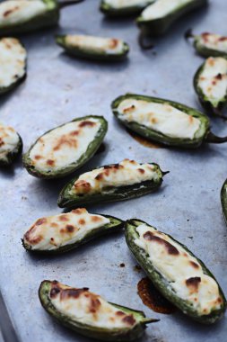 Doldurulmuş ve pişmiş jalapenos