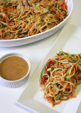 Sebze şehriye salatası, fıstık sosu