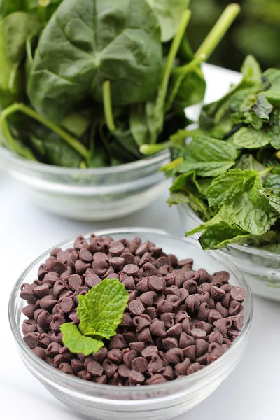 Chips de chocolate e espinafre de hortelã — Fotografia de Stock