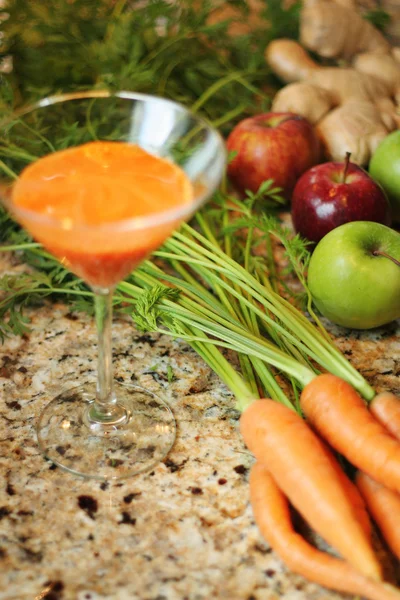 Suco de gengibre de maçã cenoura — Fotografia de Stock