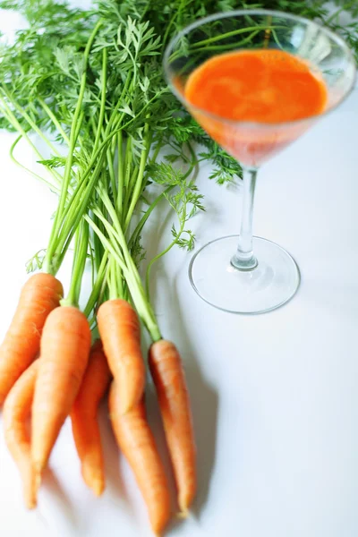 Zumo de zanahoria recién exprimido —  Fotos de Stock