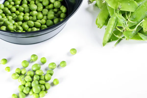 Frische geschälte Erbsen — Stockfoto