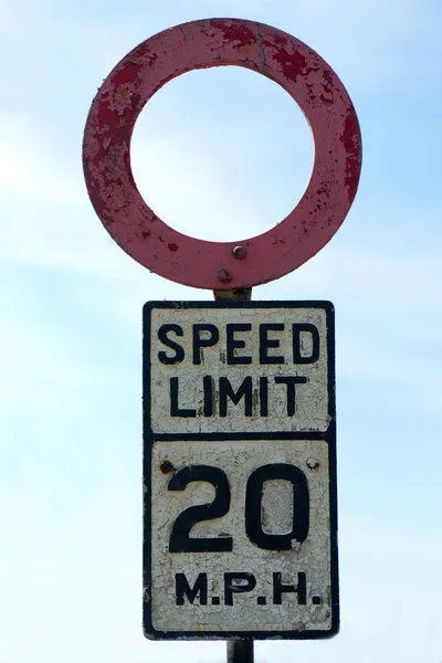 Ancien panneau de limitation de vitesse — Photo