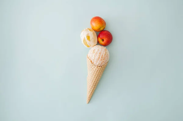 冰淇淋华夫饼筒 里面有水果 蓝色底色 最低夏季概念 — 图库照片