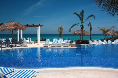 Küba resort üzerinde sonsuzluk havuzu