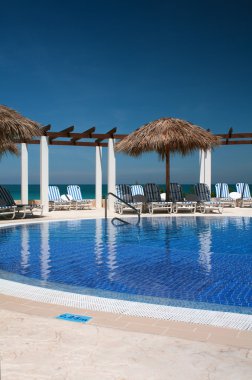 Küba resort üzerinde sonsuzluk havuzu