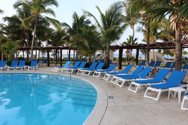 Liegestühle und Pool in einem mexikanischen Resort — Stockfoto