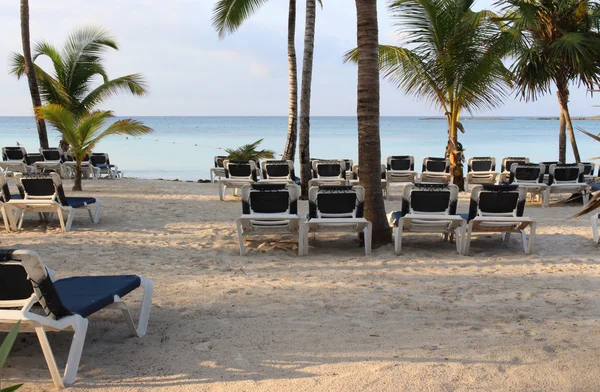 Liegestühle am Strand im Sonnenuntergang — Stockfoto